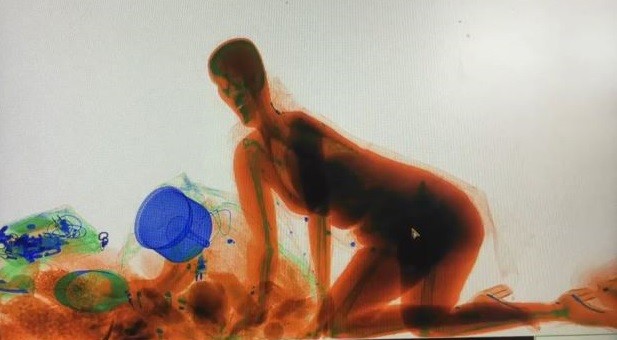 Video: por miedo a que le robaran, se metió en el escáner de valijas | Redes