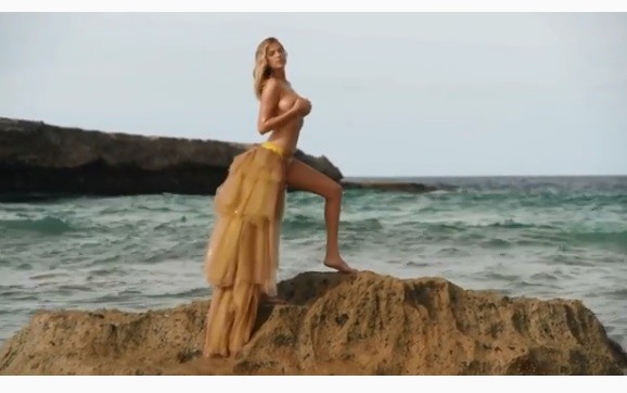 Video: una ola tiró a Kate Upton cuando realizaba una sesión de fotos en topless | Espectáculos