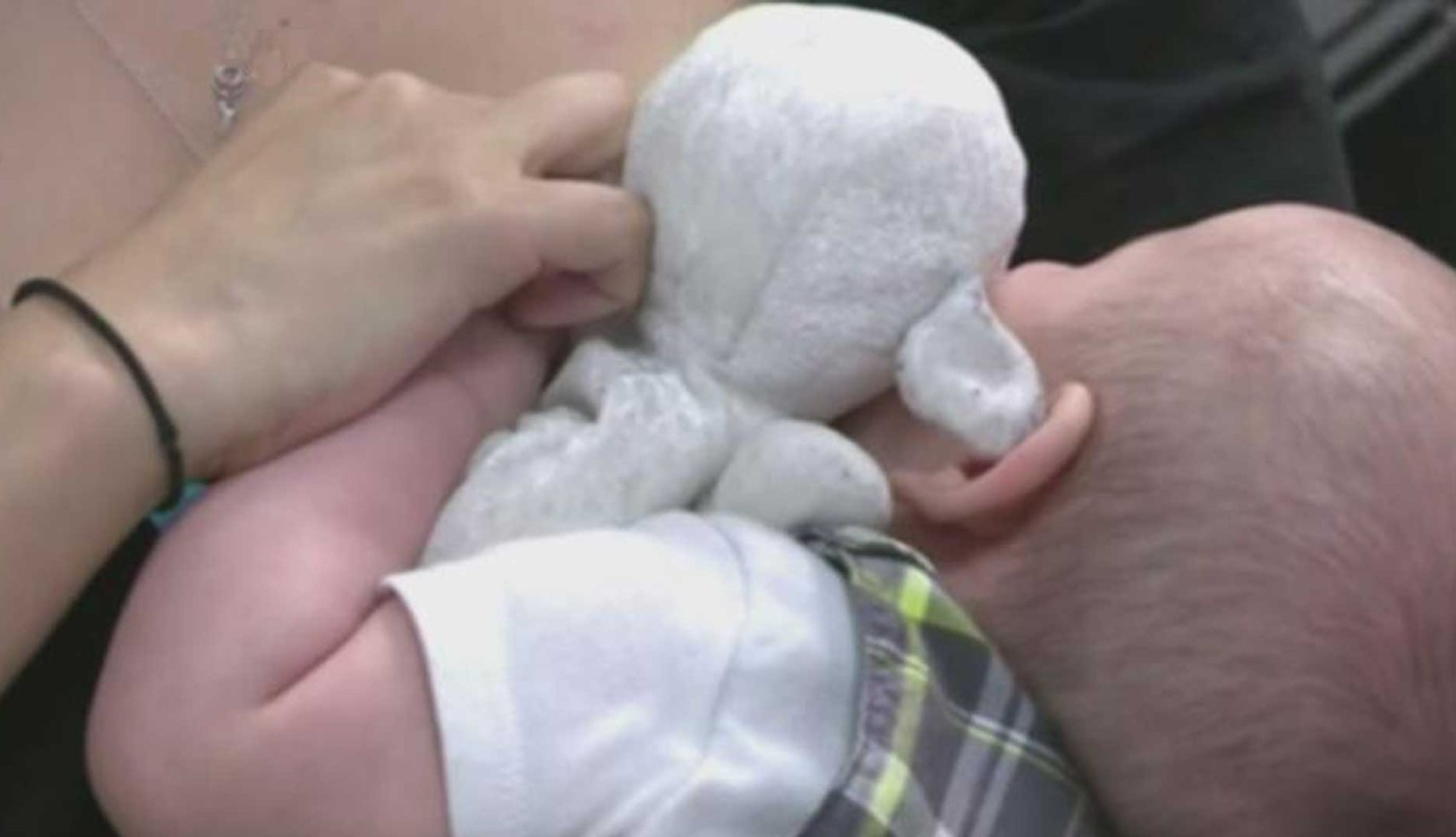 Por primera vez, una mujer transgénero logra amamantar a su bebé gracias a un tratamiento | Internacionales