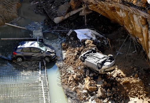 Un socavón gigante se tragó seis autos en pleno centro de Roma | Internacionales