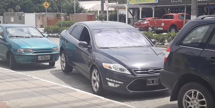Video: el auto que "flota" para liberarse del estacionamiento | Redes
