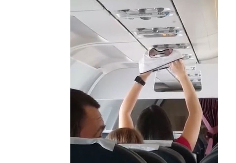 En problemas: Una mujer seca su bombacha con los ventiladores del avión | Curiosidades