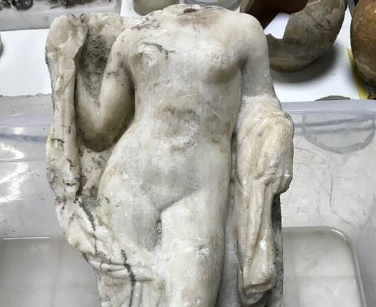 Grecia: hallaron una impresionante estatua de Afrodita mientras excavaban una red de subte | Internacionales