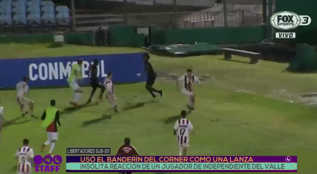 Un jugador usó el banderín del corner como una lanza para defenderse de sus rivales | Deportes