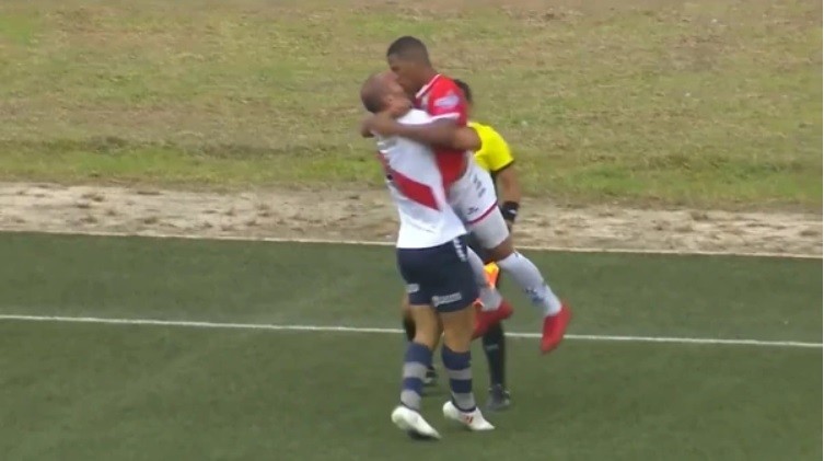"Beso" y expulsión para dos jugadores en pleno partido | Deportes