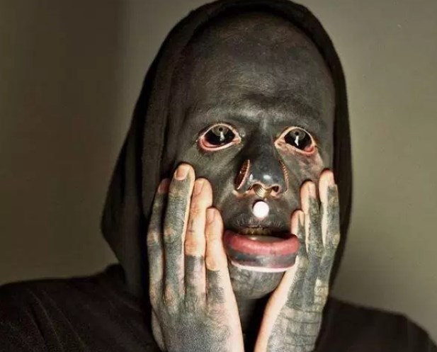 La historia del joven que se tatuó todo el cuerpo de negro | Redes