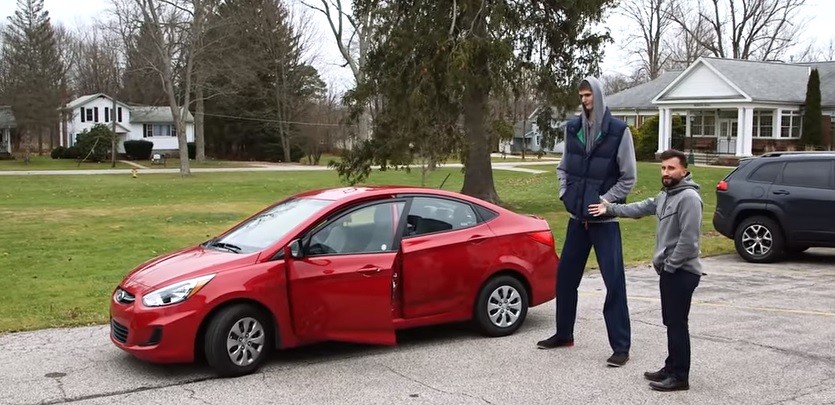 Video: así se mete en el auto un jugador de básquet de 2,31 metros | Redes