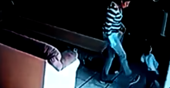 Una niñera es filmada golpeando a unos gemelos: aseguran que no es prueba suficiente para investigarla | Internacionales