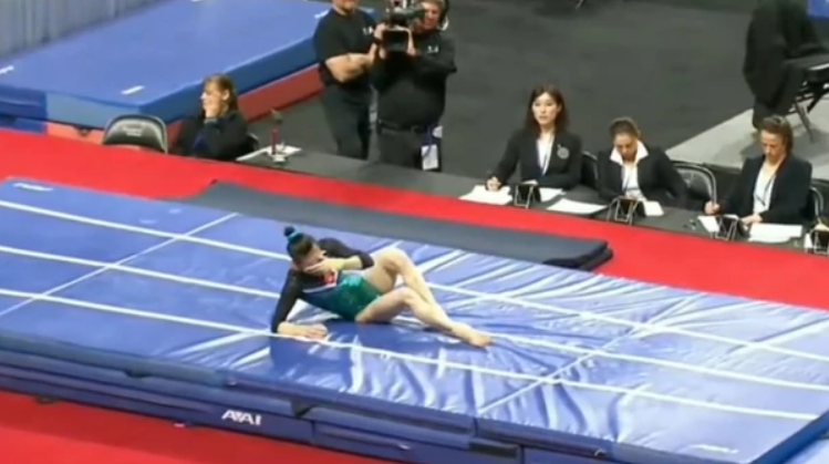 Fuertes imágenes: el momento en que una atleta china se fracturó el fémur en plena competencia | Deportes