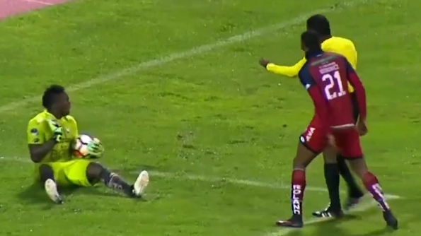 Insólito: un arquero fingió una agresión del árbitro tras recibir una tarjeta amarilla | Deportes