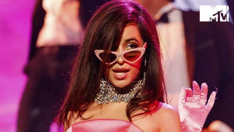 La insólita y divertida reacción de Camila Cabello al ser atrapada por los paparazzis | MTV News