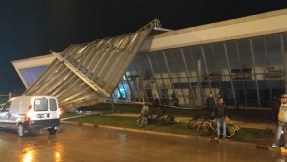 Fuerte temporal en Miramar: se voló el techo de la terminal de micros | Actualidad