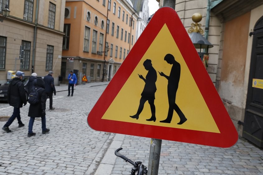 Multarán a peatones con mensajes de texto y los escracharán en pantallas gigantes | Internacionales