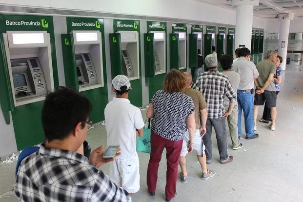 Los bancos harán cargas especiales de cajeros automáticos durante Semana Santa | Actualidad