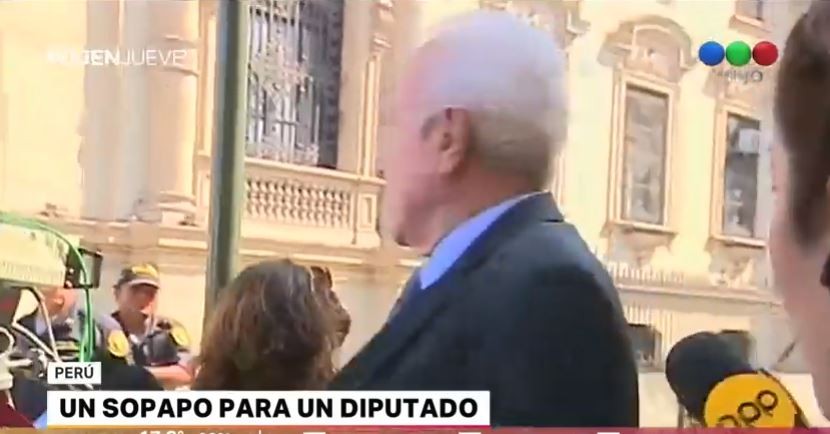 Una mujer golpeó a un diputado peruano frente a las cámaras de TV | Internacionales