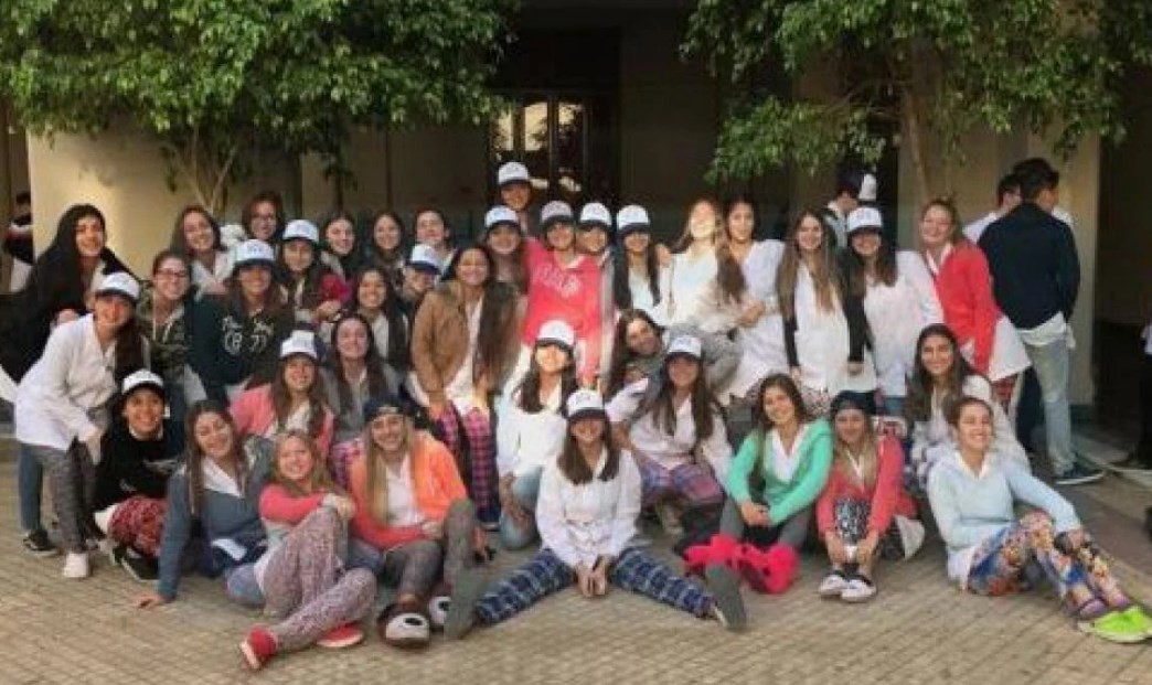 Le hicieron bullying por sus pantalones y así la defendieron sus compañeros del colegio | Actualidad