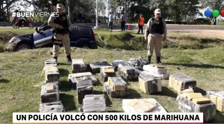Un policía esquivó un control y volcó con un cargamento de marihuana en Corrientes | Actualidad