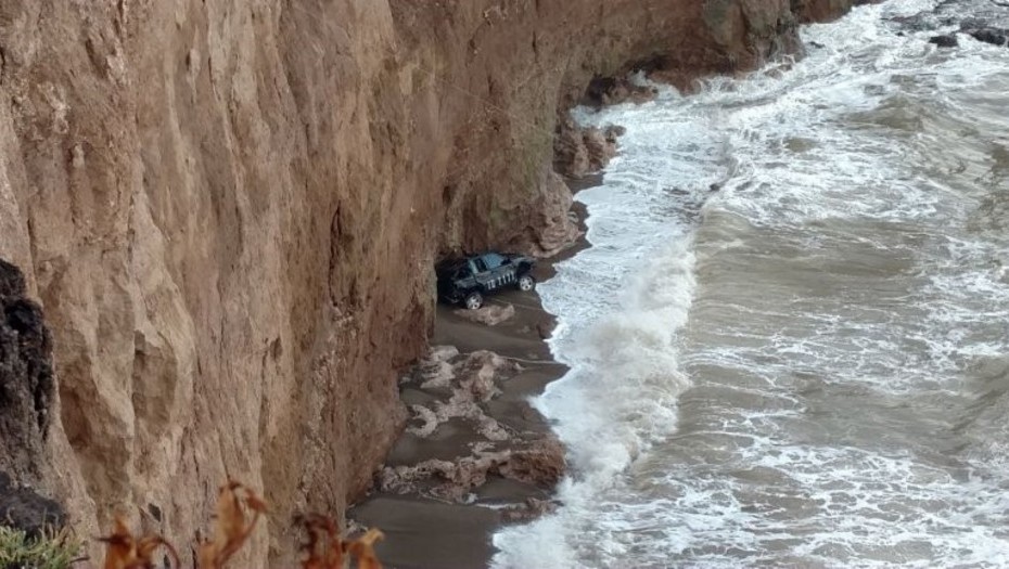 Misterio en Mar del Plata: cayó una camioneta sin ocupantes desde un acantilado | Actualidad