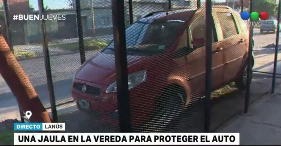 Construyó una jaula en la vereda para evitar que le roben el auto | Actualidad