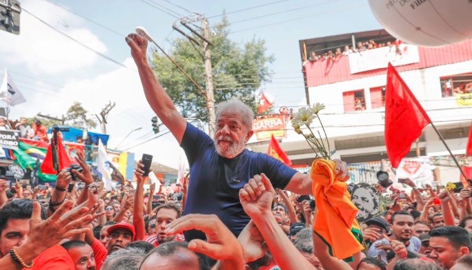 Tensión en Brasil: Lula podrìa entregarse hoy después de una misa en honor a su esposa | Internacionales