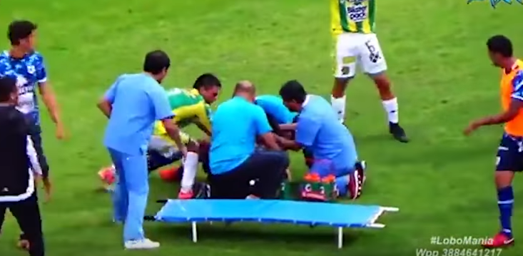 El dramático momento en el que un futbolista sufrió una fractura de cráneo tras recibir un codazo | Deportes