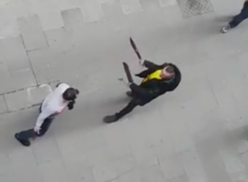 Un vecino grabó una violenta pelea a machetazos entre narcos en plena calle | Redes