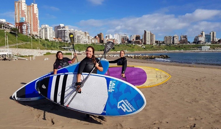 Tres amigas practicaban stand up paddle y rescataron a una mujer que se arrojó al mar | Actualidad