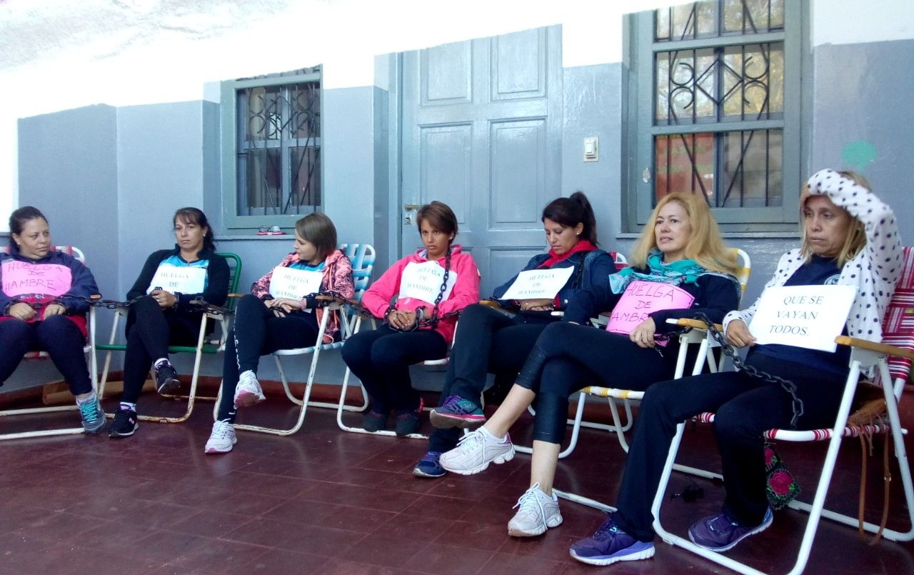 Misiones: docentes de un colegio católico se encadenaron para denunciar acoso laboral | Actualidad