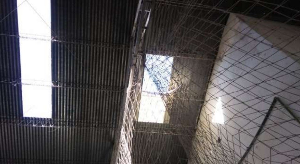 Estaba reparando el techo de una cancha de Fútbol 5, cayó al vacío y murió | Actualidad