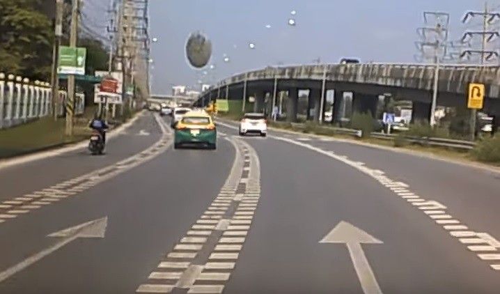 Video: casi lo choca un objeto volador en la autopista | Redes