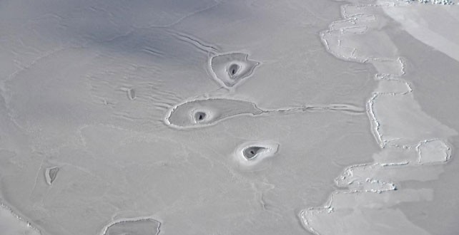 Los extraños agujeros en el hielo del Ártico que desconciertan a científicos de la NASA | Internacionales