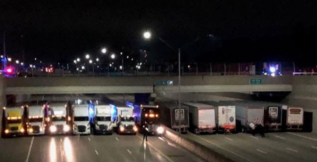 El gesto heroico de trece camiones que bloquearon una autopista para salvar la vida de un hombre | Internacionales
