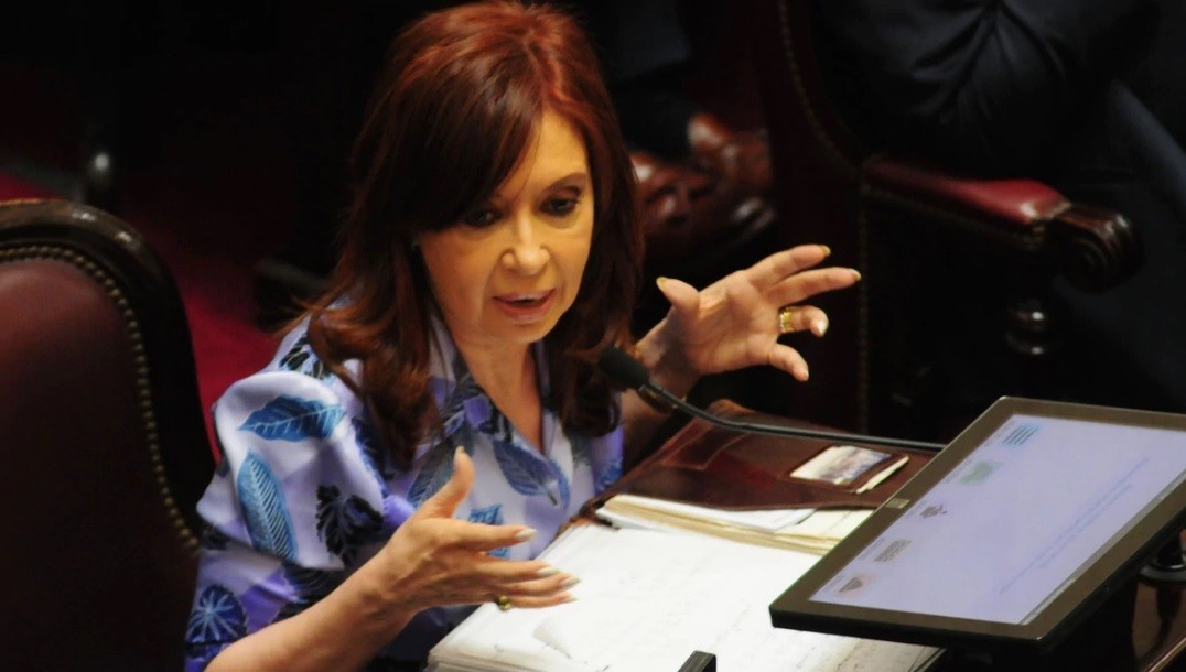 El inesperado "blooper" de Cristina Fernández de Kirchner con un botón de la camisa | Política
