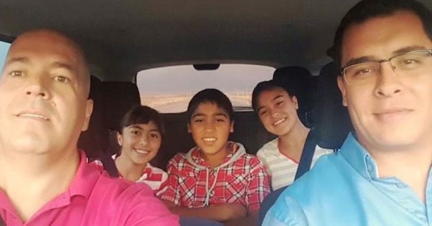 La emotiva historia de una pareja gay que adoptó a tres hermanos adolescentes | Actualidad