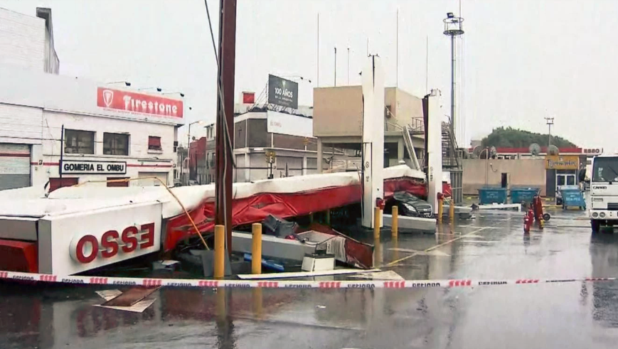 Más destrozos por el temporal: el techo de una estación de servicio se derrumbó sobre un auto | Actualidad