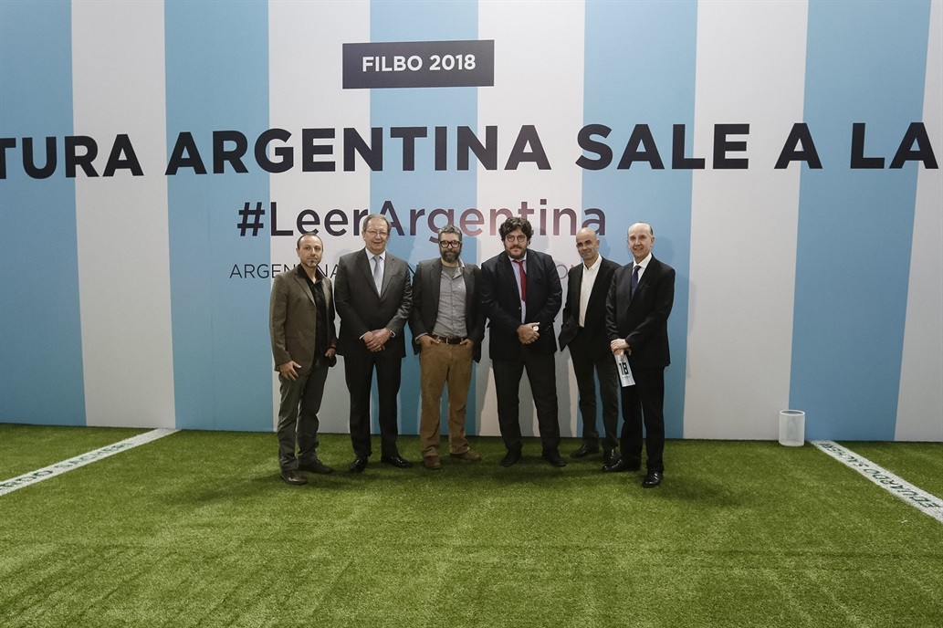Críticas al pabellón futbolero que llevó Argentina a la Feria del Libro de Bogotá | Actualidad