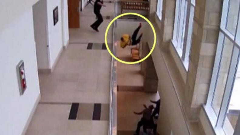 Preso desesperado: esposado se lanzó al vacío en los Tribunales | Internacionales