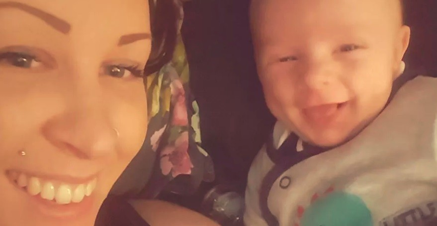 Se sacó una selfie y la pierna de su bebé la transformó en viral | Redes