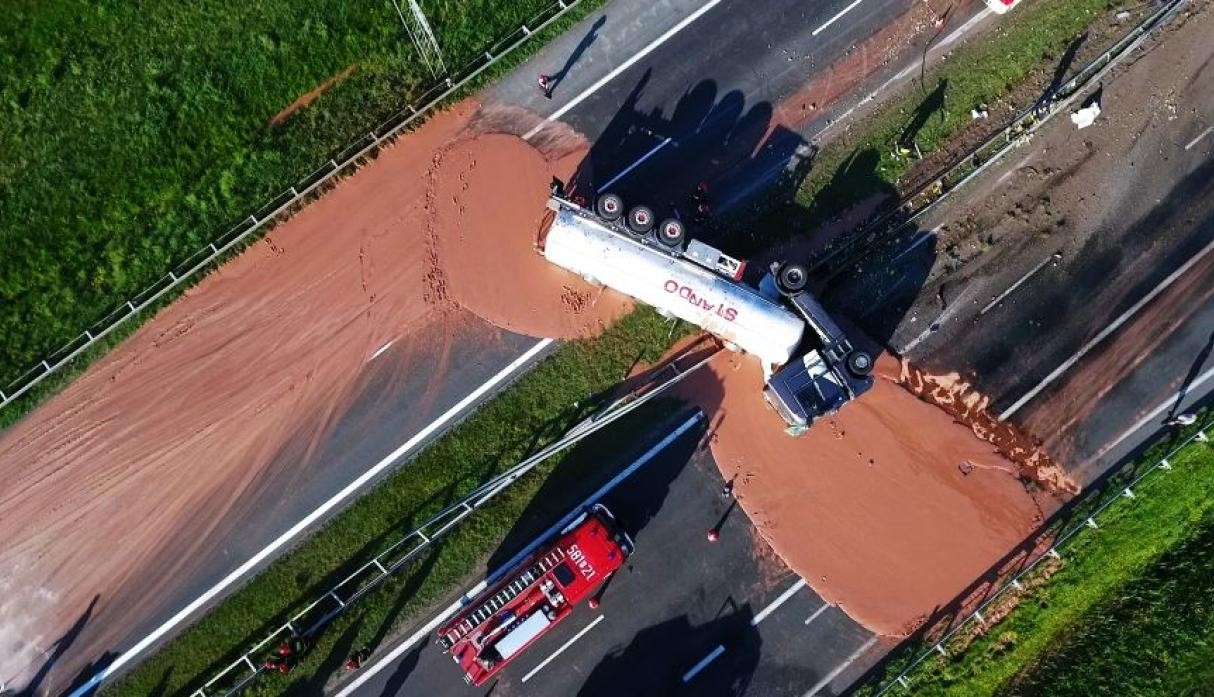 Video: un río de chocolate en la autopista | Internacionales