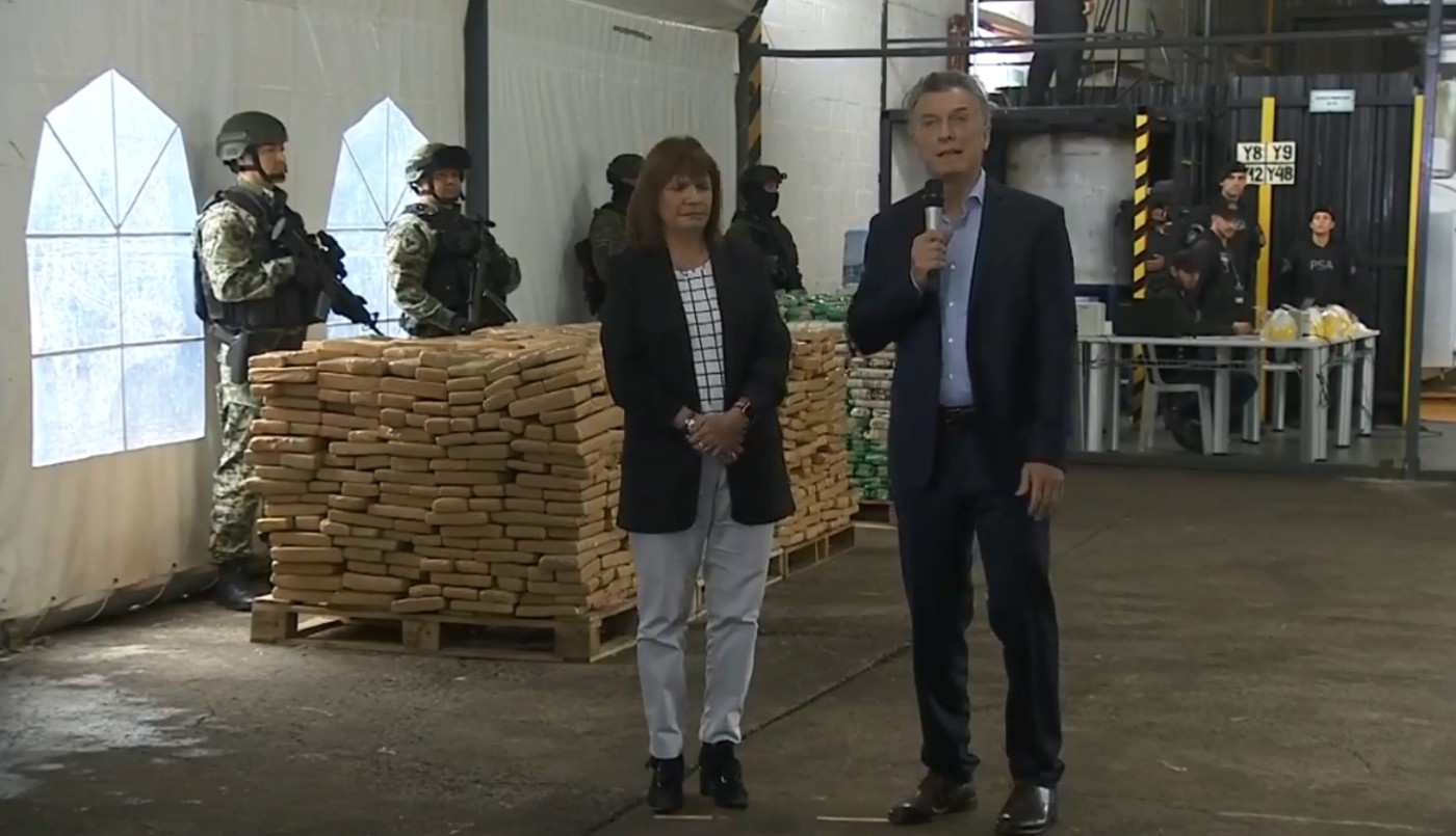 Video: Mauricio Macri y Patricia Bullrich participaron de una quema de drogas en Ezeiza | Política