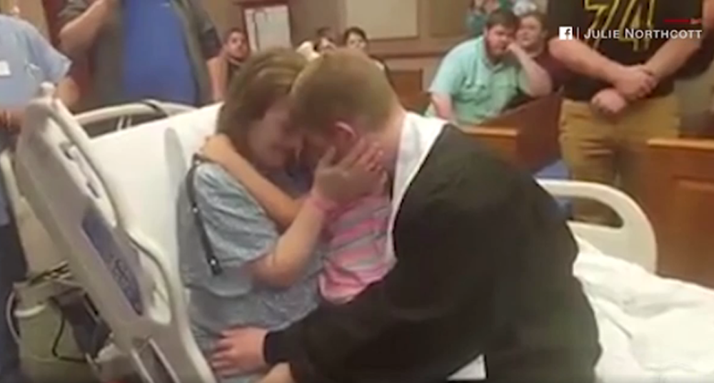 Video conmovedor: celebró su graduación en el hospital para cumplir con el último deseo de su madre | Redes