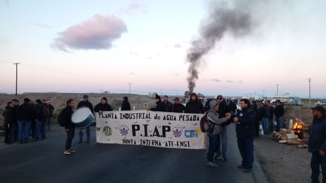 Neuquén: trabajadores de una planta de agua pesada cortan la ruta | Actualidad