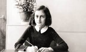 Revelan dos páginas inéditas del diario de Ana Frank en el que la chica mostraba su curiosidad por el sexo | Internacionales