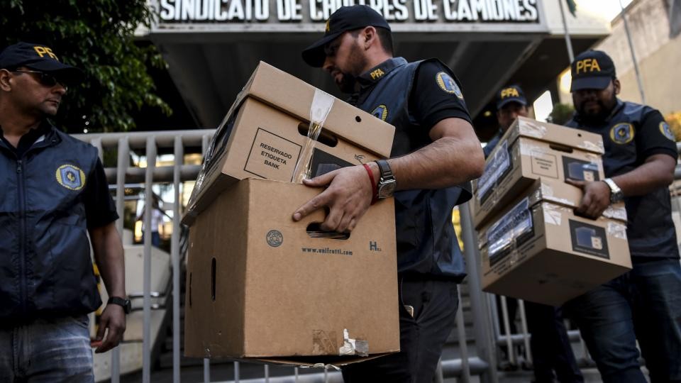 Allanamiento en el sindicato de Camioneros: investigan extorsiones a empresas de transporte | Política