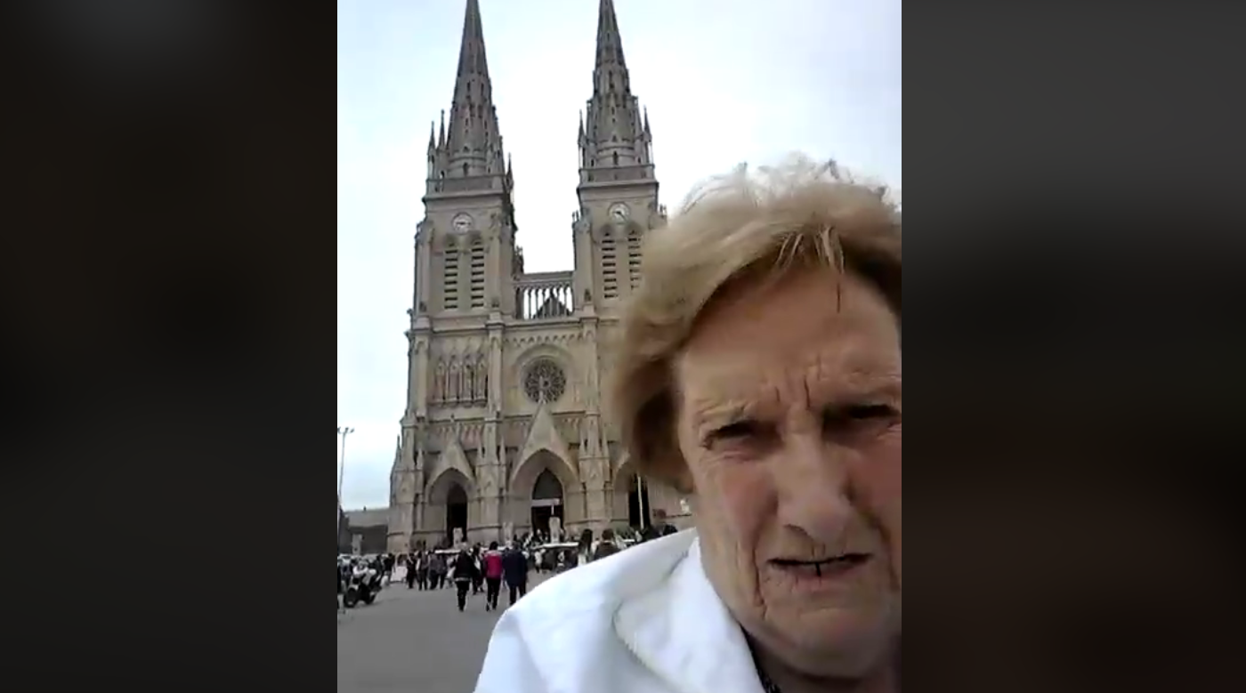 Éxito viral: dos abuelitas intentan sin suerte sacar una foto con su celular | Redes