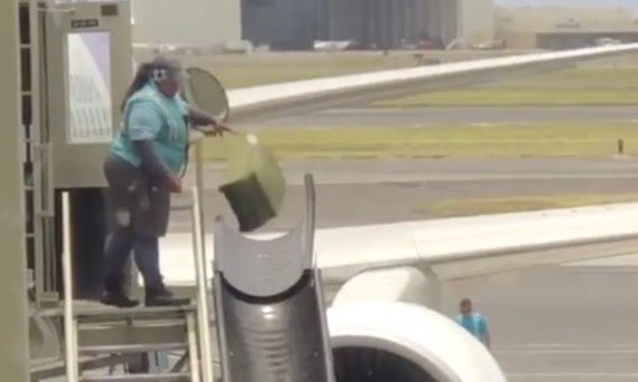 Así revolea por el aire las valijas esta trabajadora del aeropuerto de Honolulu | Redes