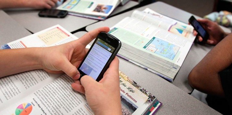 El gobierno bonaerense comprará 9 mil celulares para que alumnos secundarios los usen en el aula | Actualidad