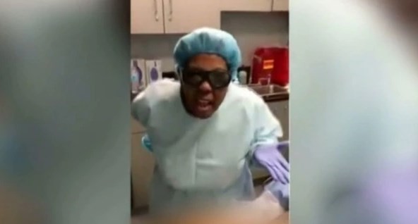 Una médica bailaba mientras operaba: la acusan de desfigurar y causar daños cerebrales a sus pacientes | Curiosidades