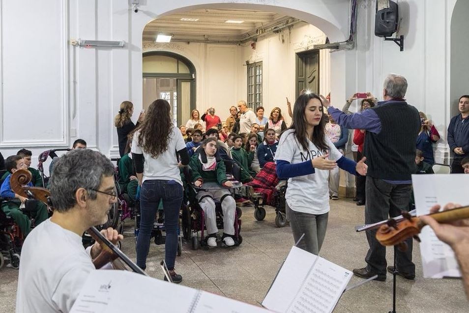 "Música para el alma": llevan su orquesta a enfermos terminales y geriátricos | Actualidad