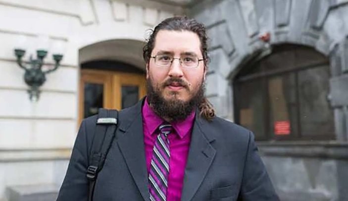 El millennial que fue desalojado de la casa de sus padres llamó a la policía por unos legos | Curiosidades